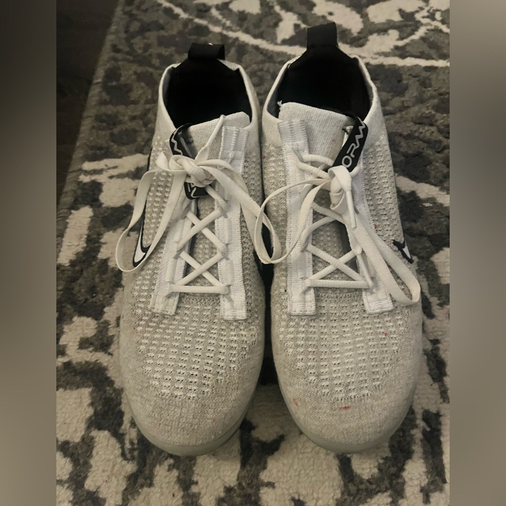 Preowned Nike Vapormax, size 6.5Y for boys in great condition.